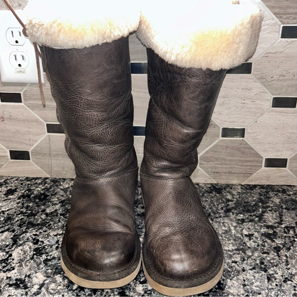 UGG Australia Style Sax 5267 Leather Tall Lace Up Boots Women’s Size 7